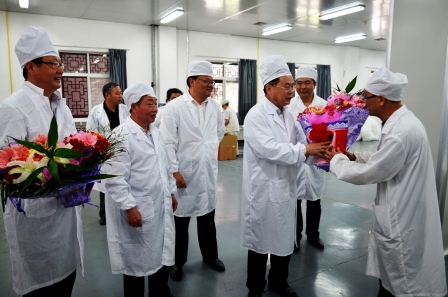 樟樹(shù)市領(lǐng)導(dǎo)五一前夕到仁和集團(tuán)走訪(fǎng)慰問(wèn)