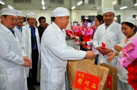 樟樹市領(lǐng)導(dǎo)2016五一節(jié)前夕走訪慰問 (1).jpg