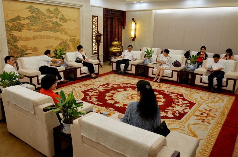 《中國醫(yī)藥報》副總編楊玲玲到仁和集團(tuán)進(jìn)行走基層調(diào)研 (1).jpg